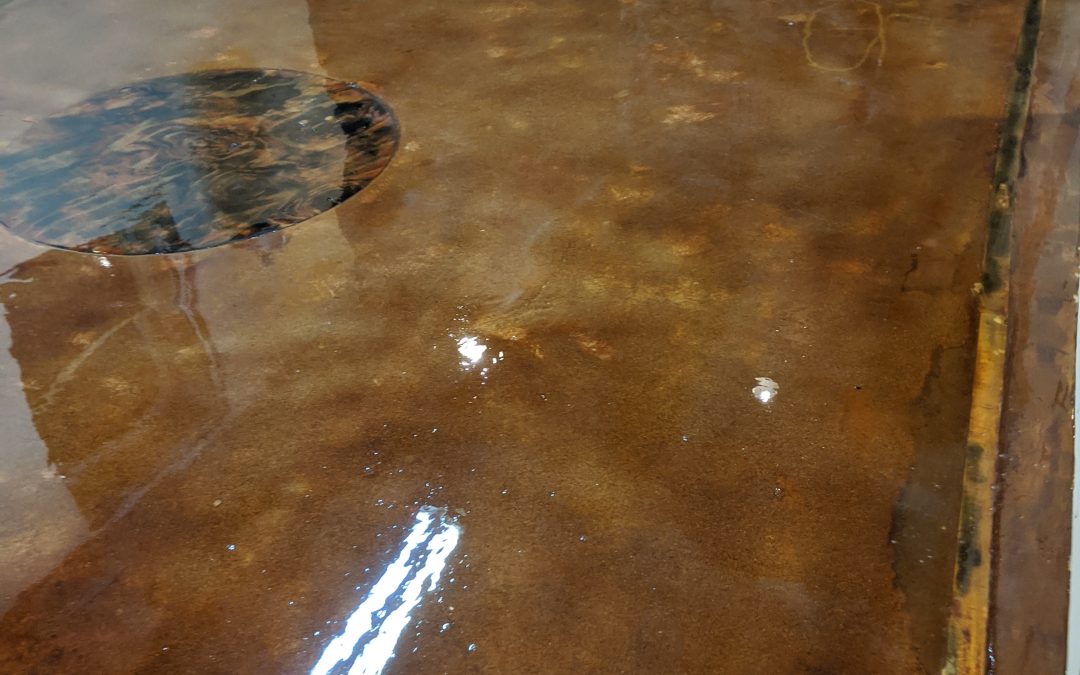 Epoxy fllor glistens after pouring.